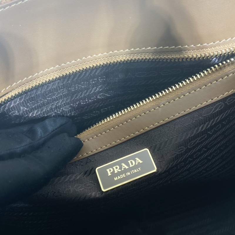 Pra*a tote bags